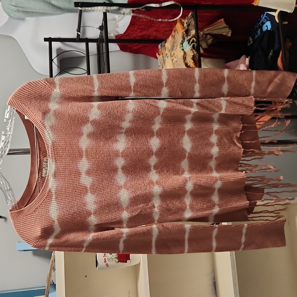 Knox Rose Women's Medium fringe hem sweater.